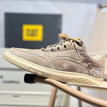 Velúr felsőrészű munkacipő, kerek orr, 1–3 cm-es alacsony sarok, fűzővel záródó, gumí talpú