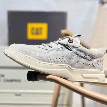 Velúr felsőrészű munkacipő, kerek orr, 1–3 cm-es alacsony sarok, fűzővel záródó, gumí talpú