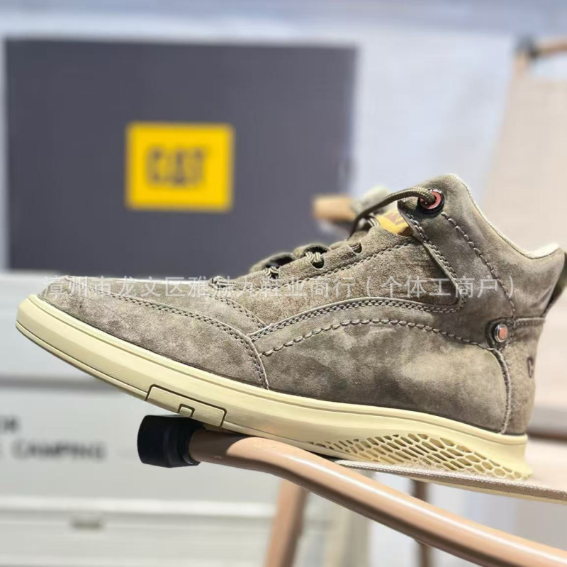 Velúr felsőrészű munkacipő, kerek orr, 1–3 cm-es alacsony sarok, fűzővel záródó, gumí talpú