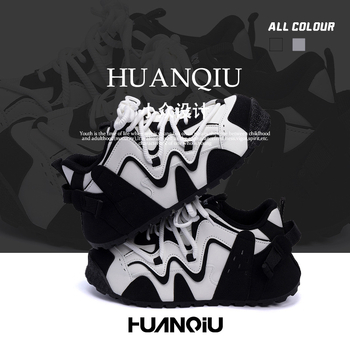 Férfiak számára magasító hatású sportos-casual cipő, felső rész szintetikus bőr, fűző, kerek orr, PVC talp, minden évszakra