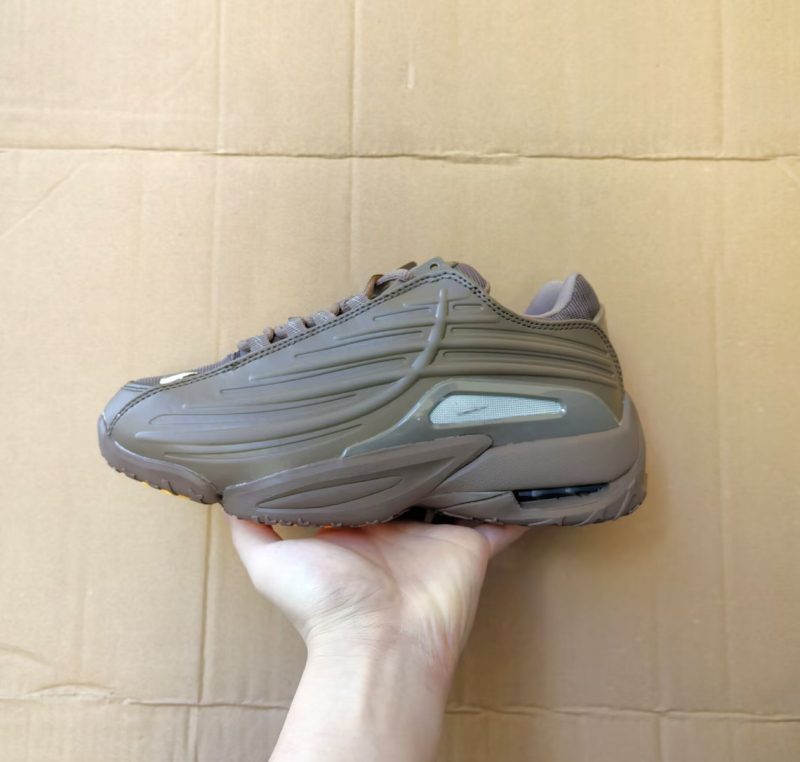 Cipele za trčanje, gornji dio od prave kože, ulošak od lažne kože, gumena potplata, vezanje, visina peta 3–5 cm