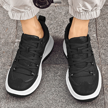 Muške sportsko-casual tenisice s debelom potplatom za povećanje visine 6–8 cm, gornji dio od kože krave, potplat od gumoplastike, vezanje šnirkama, okrugli vrh