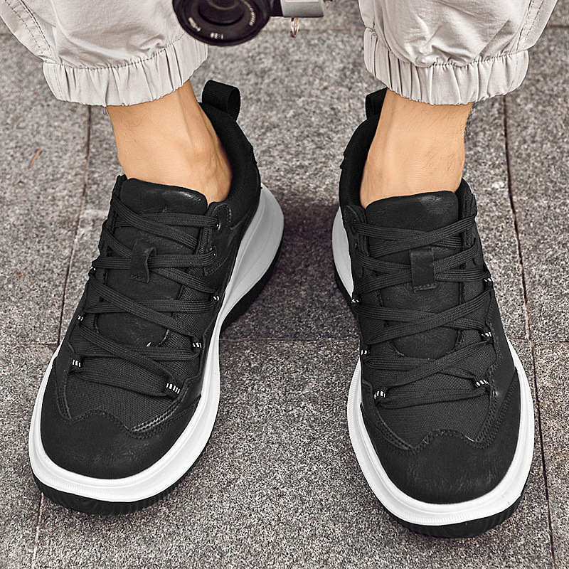 Muške sportsko-casual tenisice s debelom potplatom za povećanje visine 6–8 cm, gornji dio od kože krave, potplat od gumoplastike, vezanje šnirkama, okrugli vrh