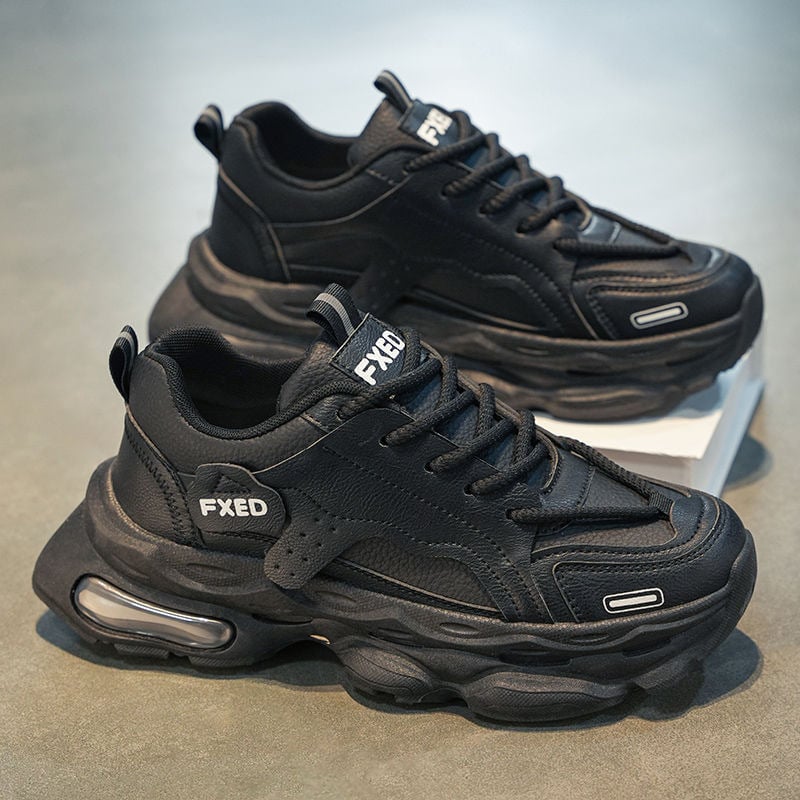 Muške tenisice s debelim potplatom – PU gornji dio, gumeni đon, vezanje šnuralama, EVA ulošak, visina pete 3–5 cm