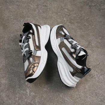 Férfiaknak készült, lélegző hálós felsővel, vastag talppal, csúszásmentes, fűzős záródású, injektált talppal