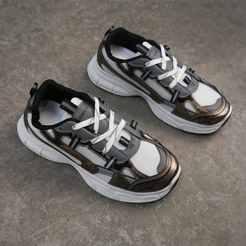 Férfiaknak készült, lélegző hálós felsővel, vastag talppal, csúszásmentes, fűzős záródású, injektált talppal