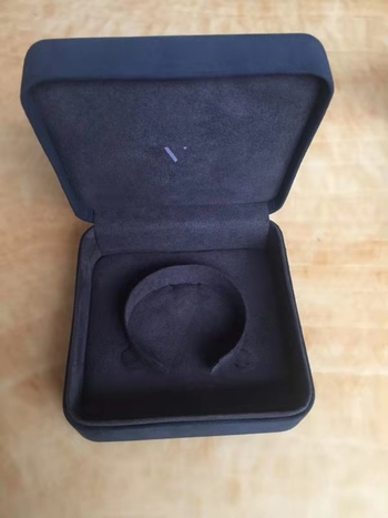 Prilagođena kutija za narukvice od umjetne kože s baršunastim završetkom i logotipom