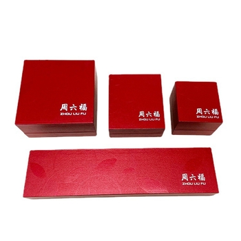 Plastične kutije za pakiranje nakita: prsteni, narukvice, dugi lančići, privjesci i naušnice, s otiskom logotipa i zlatnim graviranjem; duge lanč kutije 140 kom./kutija, prsten kutija 400 kom./kutija, privjesak kutija 240 kom./kutija, narukvica kutija 140 