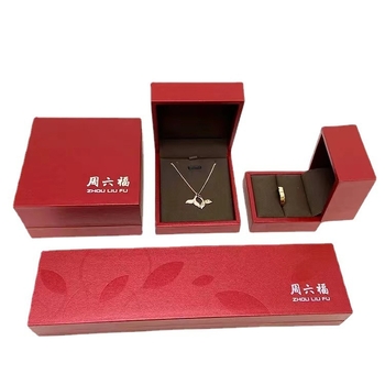 Plastične kutije za pakiranje nakita: prsteni, narukvice, dugi lančići, privjesci i naušnice, s otiskom logotipa i zlatnim graviranjem; duge lanč kutije 140 kom./kutija, prsten kutija 400 kom./kutija, privjesak kutija 240 kom./kutija, narukvica kutija 140 