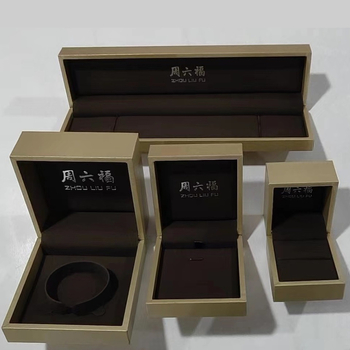 Plastične kutije za pakiranje nakita: prsteni, narukvice, dugi lančići, privjesci i naušnice, s otiskom logotipa i zlatnim graviranjem; duge lanč kutije 140 kom./kutija, prsten kutija 400 kom./kutija, privjesak kutija 240 kom./kutija, narukvica kutija 140 