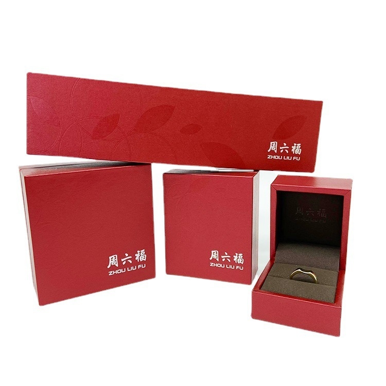 Plastične kutije za pakiranje nakita: prsteni, narukvice, dugi lančići, privjesci i naušnice, s otiskom logotipa i zlatnim graviranjem; duge lanč kutije 140 kom./kutija, prsten kutija 400 kom./kutija, privjesak kutija 240 kom./kutija, narukvica kutija 140 