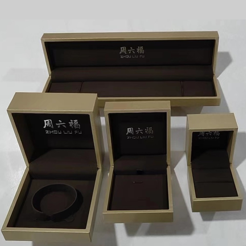 Plastične kutije za pakiranje nakita: prsteni, narukvice, dugi lančići, privjesci i naušnice, s otiskom logotipa i zlatnim graviranjem; duge lanč kutije 140 kom./kutija, prsten kutija 400 kom./kutija, privjesak kutija 240 kom./kutija, narukvica kutija 140 