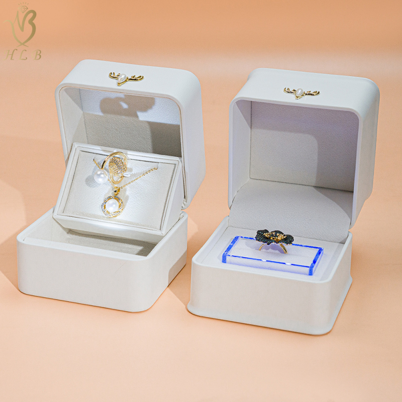 Cutie de bijuterii cu LED pentru pandantiv și inel – design cu etichetă aurie de coarne de cerb, interior catifea, colțuri rotunjite, origine Foshan