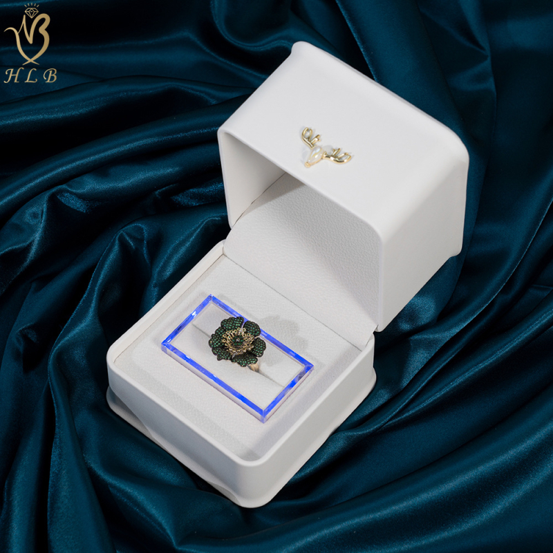 Cutie de bijuterii cu LED pentru pandantiv și inel – design cu etichetă aurie de coarne de cerb, interior catifea, colțuri rotunjite, origine Foshan