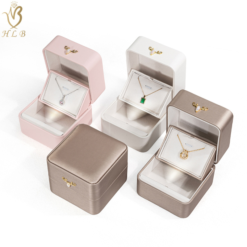 Cutie de bijuterii cu LED pentru pandantiv și inel – design cu etichetă aurie de coarne de cerb, interior catifea, colțuri rotunjite, origine Foshan