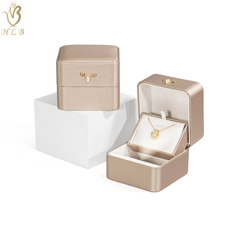 Cutie de bijuterii cu LED pentru pandantiv și inel – design cu etichetă aurie de coarne de cerb, interior catifea, colțuri rotunjite, origine Foshan