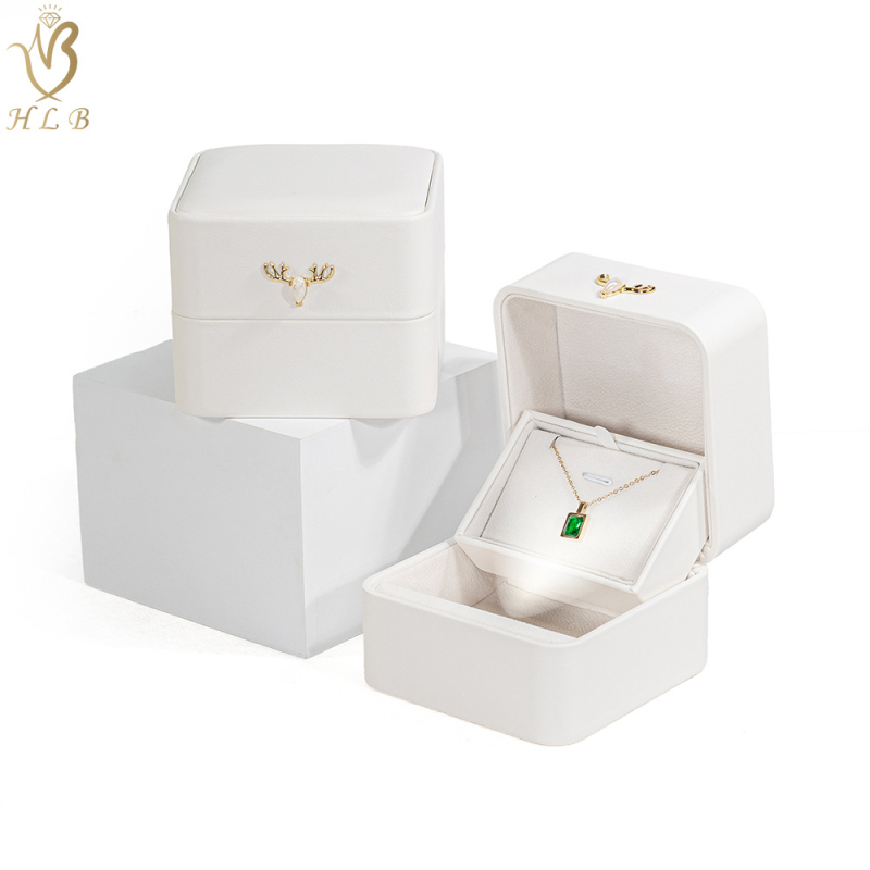 Cutie de bijuterii cu LED pentru pandantiv și inel – design cu etichetă aurie de coarne de cerb, interior catifea, colțuri rotunjite, origine Foshan