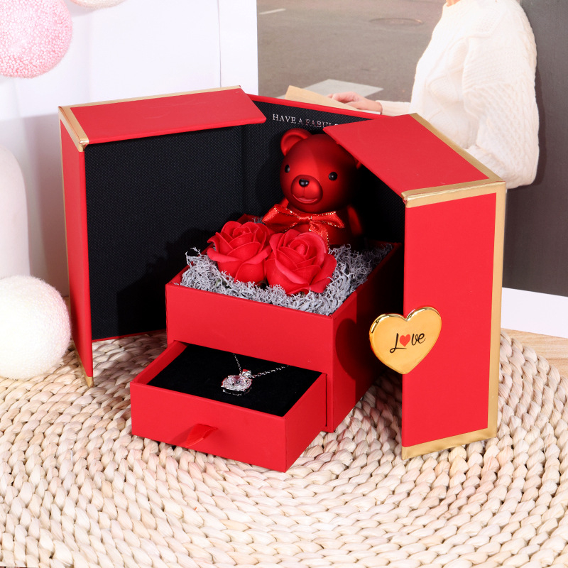 Cutie de bijuterii pentru inele, cu deschidere dublă, design urs-trandafiri (Material: plastic + hârtie; Brand: Double Bear; Ambalare: cutie; Scop: ambalare inele; Ambalaj special: ambalaj pentru bijuterii)