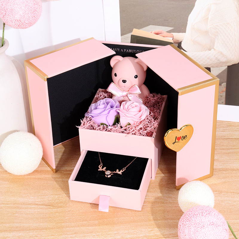 Cutie de bijuterii pentru inele, cu deschidere dublă, design urs-trandafiri (Material: plastic + hârtie; Brand: Double Bear; Ambalare: cutie; Scop: ambalare inele; Ambalaj special: ambalaj pentru bijuterii)