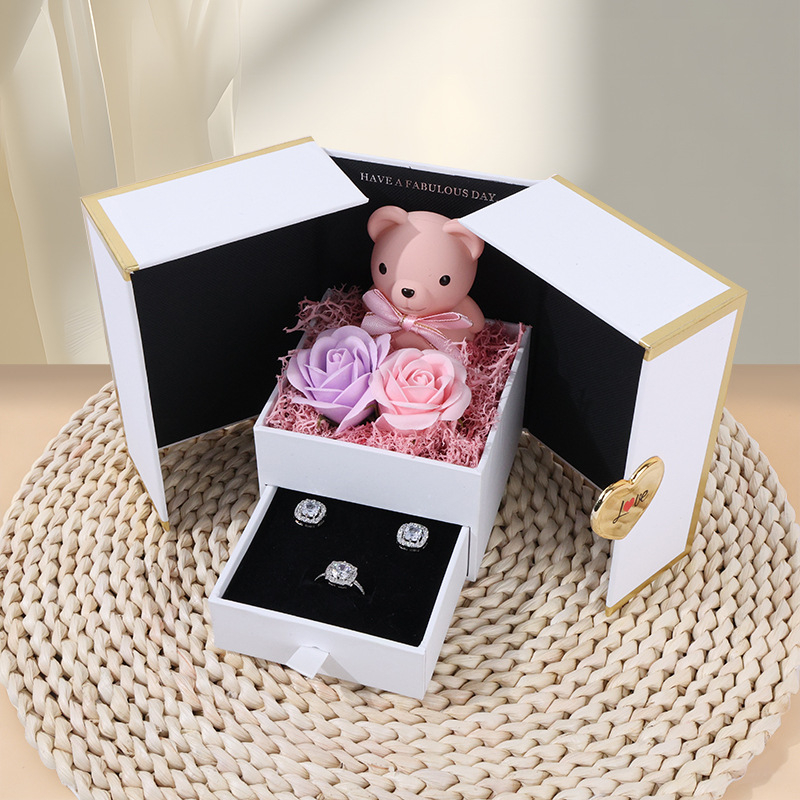 Cutie de bijuterii pentru inele, cu deschidere dublă, design urs-trandafiri (Material: plastic + hârtie; Brand: Double Bear; Ambalare: cutie; Scop: ambalare inele; Ambalaj special: ambalaj pentru bijuterii)