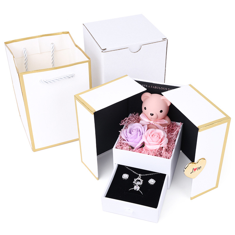 Cutie de bijuterii pentru inele, cu deschidere dublă, design urs-trandafiri (Material: plastic + hârtie; Brand: Double Bear; Ambalare: cutie; Scop: ambalare inele; Ambalaj special: ambalaj pentru bijuterii)