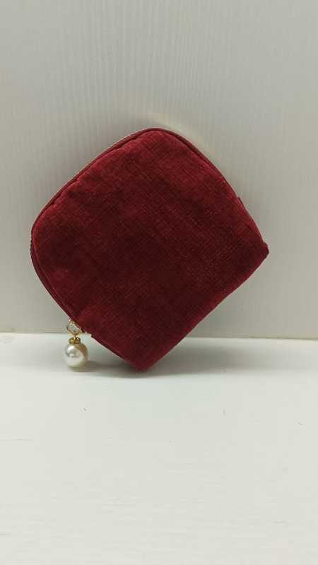 Svilena torbica za nakit, clutch stil, retro dizajn, jednofarbna, s perlom privjeskom