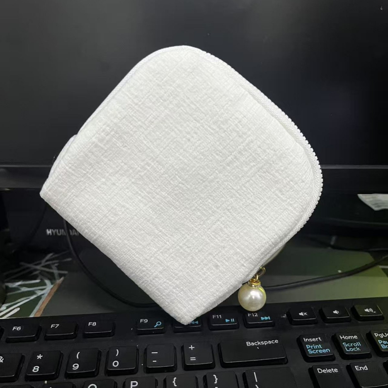 Svilena torbica za nakit, clutch stil, retro dizajn, jednofarbna, s perlom privjeskom
