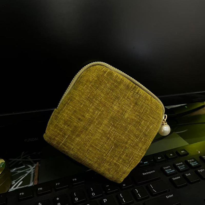 Svilena torbica za nakit, clutch stil, retro dizajn, jednofarbna, s perlom privjeskom