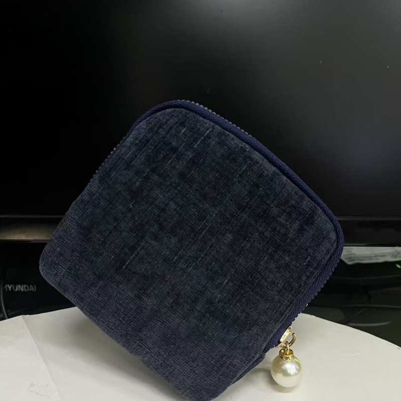 Svilena torbica za nakit, clutch stil, retro dizajn, jednofarbna, s perlom privjeskom