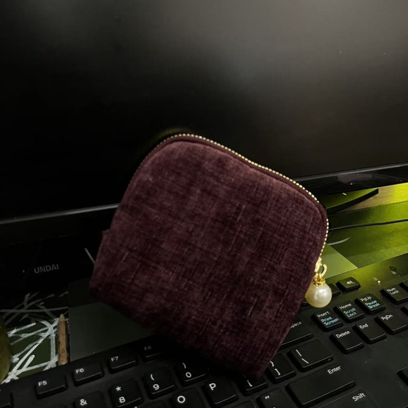 Svilena torbica za nakit, clutch stil, retro dizajn, jednofarbna, s perlom privjeskom