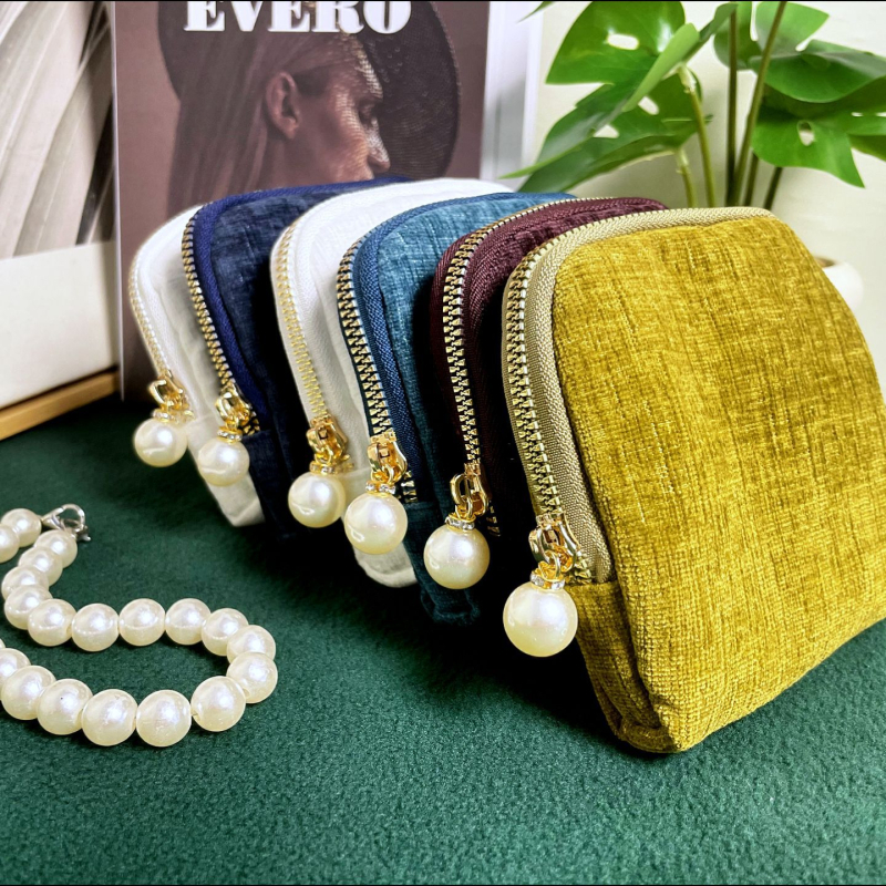 Svilena torbica za nakit, clutch stil, retro dizajn, jednofarbna, s perlom privjeskom