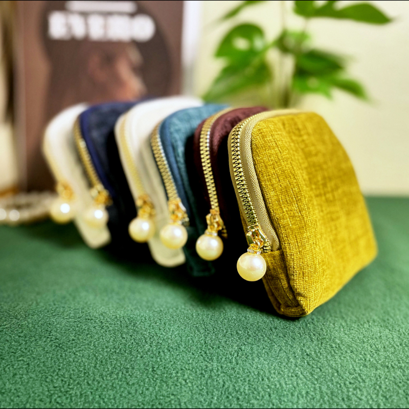 Svilena torbica za nakit, clutch stil, retro dizajn, jednofarbna, s perlom privjeskom