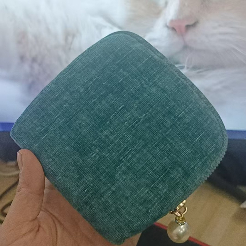Svilena torbica za nakit, clutch stil, retro dizajn, jednofarbna, s perlom privjeskom