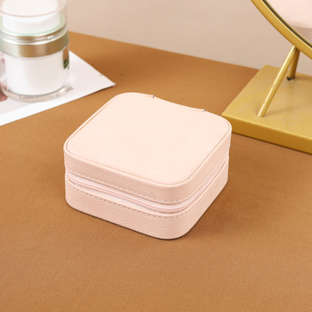 Ādas rotaslietu kastīte Eiropas stilā, pārnēsājama, daudzfunkcionāla uzglabāšanai gredieniem, auskarām un rokassprādzēm; materiāli: flanelis, sūklis, plastmasa, mehāniskie piederumi; svars: 200 g