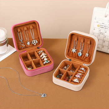 Ādas rotaslietu kastīte Eiropas stilā, pārnēsājama, daudzfunkcionāla uzglabāšanai gredieniem, auskarām un rokassprādzēm; materiāli: flanelis, sūklis, plastmasa, mehāniskie piederumi; svars: 200 g