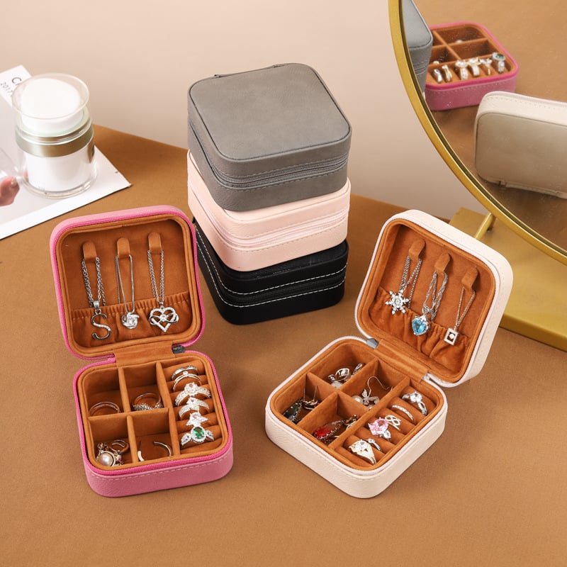 Ādas rotaslietu kastīte Eiropas stilā, pārnēsājama, daudzfunkcionāla uzglabāšanai gredieniem, auskarām un rokassprādzēm; materiāli: flanelis, sūklis, plastmasa, mehāniskie piederumi; svars: 200 g