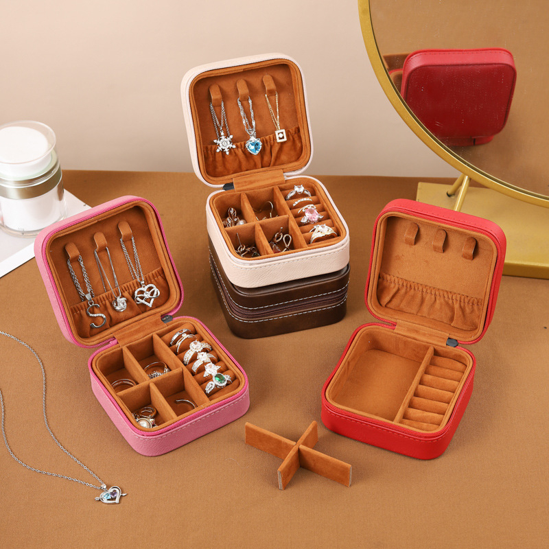 Ādas rotaslietu kastīte Eiropas stilā, pārnēsājama, daudzfunkcionāla uzglabāšanai gredieniem, auskarām un rokassprādzēm; materiāli: flanelis, sūklis, plastmasa, mehāniskie piederumi; svars: 200 g