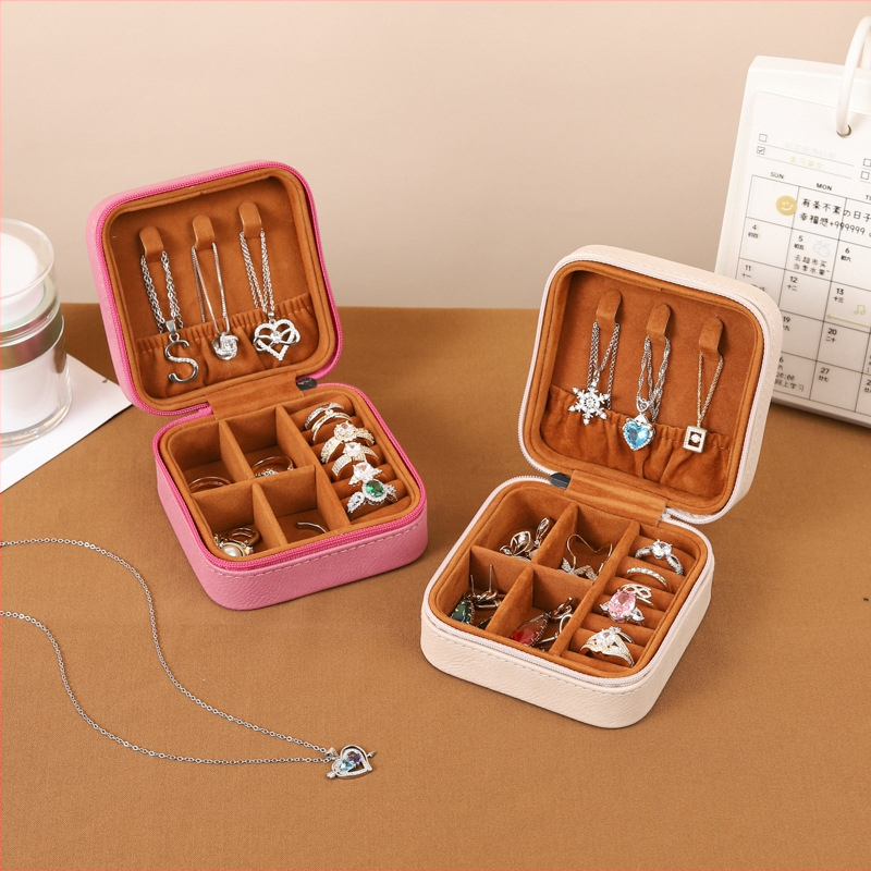 Ādas rotaslietu kastīte Eiropas stilā, pārnēsājama, daudzfunkcionāla uzglabāšanai gredieniem, auskarām un rokassprādzēm; materiāli: flanelis, sūklis, plastmasa, mehāniskie piederumi; svars: 200 g