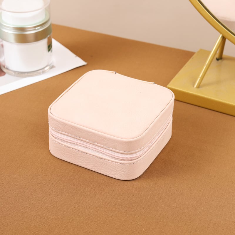 Ādas rotaslietu kastīte Eiropas stilā, pārnēsājama, daudzfunkcionāla uzglabāšanai gredieniem, auskarām un rokassprādzēm; materiāli: flanelis, sūklis, plastmasa, mehāniskie piederumi; svars: 200 g