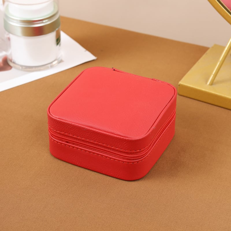 Ādas rotaslietu kastīte Eiropas stilā, pārnēsājama, daudzfunkcionāla uzglabāšanai gredieniem, auskarām un rokassprādzēm; materiāli: flanelis, sūklis, plastmasa, mehāniskie piederumi; svars: 200 g