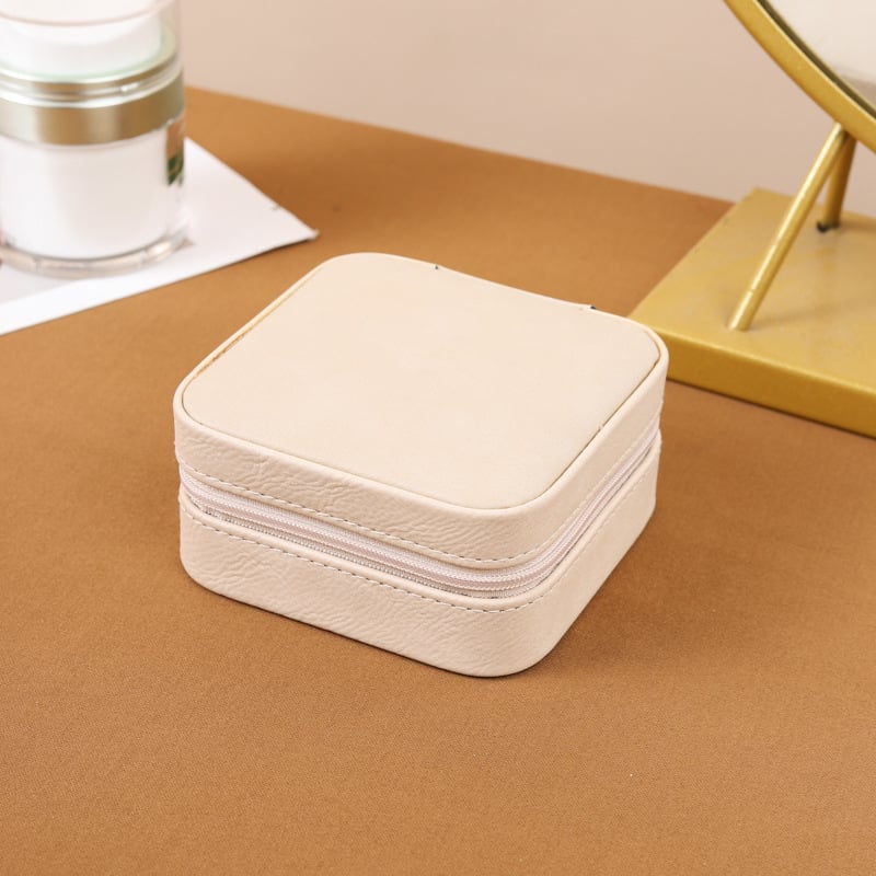 Ādas rotaslietu kastīte Eiropas stilā, pārnēsājama, daudzfunkcionāla uzglabāšanai gredieniem, auskarām un rokassprādzēm; materiāli: flanelis, sūklis, plastmasa, mehāniskie piederumi; svars: 200 g