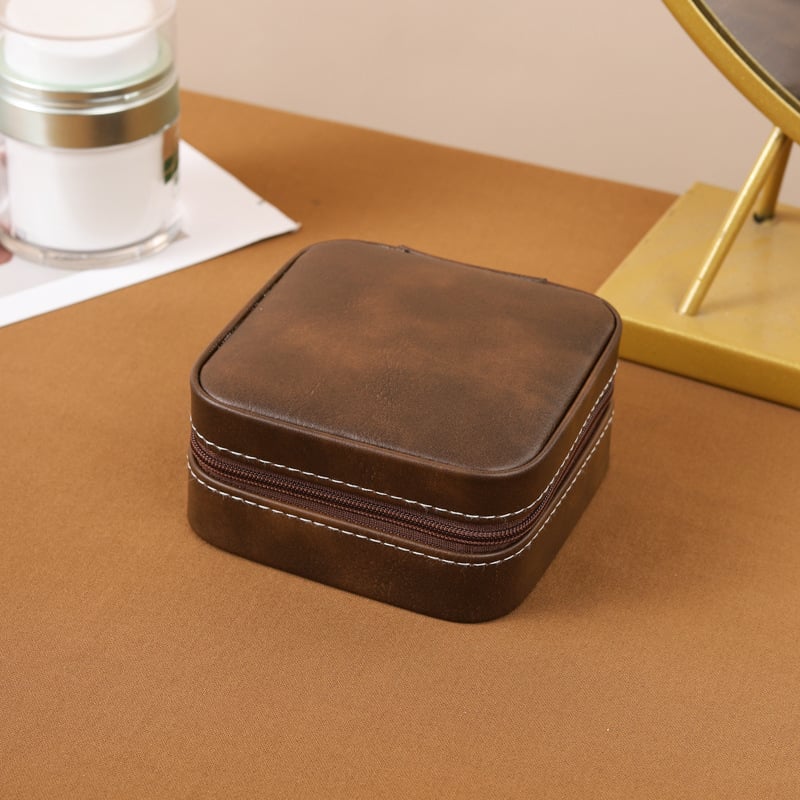 Ādas rotaslietu kastīte Eiropas stilā, pārnēsājama, daudzfunkcionāla uzglabāšanai gredieniem, auskarām un rokassprādzēm; materiāli: flanelis, sūklis, plastmasa, mehāniskie piederumi; svars: 200 g