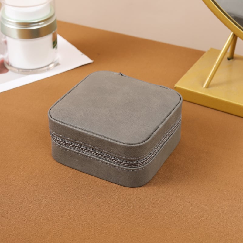 Ādas rotaslietu kastīte Eiropas stilā, pārnēsājama, daudzfunkcionāla uzglabāšanai gredieniem, auskarām un rokassprādzēm; materiāli: flanelis, sūklis, plastmasa, mehāniskie piederumi; svars: 200 g