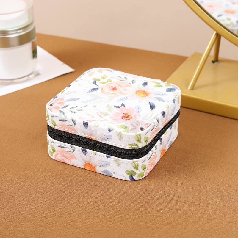 Ādas rotaslietu kastīte Eiropas stilā, pārnēsājama, daudzfunkcionāla uzglabāšanai gredieniem, auskarām un rokassprādzēm; materiāli: flanelis, sūklis, plastmasa, mehāniskie piederumi; svars: 200 g