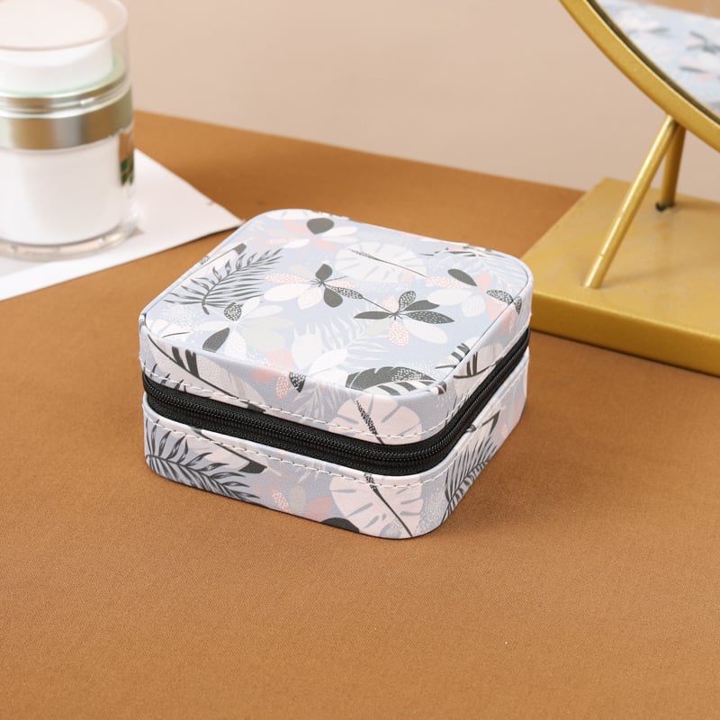 Ādas rotaslietu kastīte Eiropas stilā, pārnēsājama, daudzfunkcionāla uzglabāšanai gredieniem, auskarām un rokassprādzēm; materiāli: flanelis, sūklis, plastmasa, mehāniskie piederumi; svars: 200 g