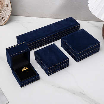 Mežģīņu malu juvelierizstrādājumu kastīšu komplekts ar samta iekšieni, iekļauj gredenu, auskaru, kaklarotas un rokassprādzes kastītes (Materiāls: Sastāvdaļu materiāls; Iepakojums: Iepakojuma kastīte; Piemērošana: Juvelierizstrādājumu iepakojums; Specifikāc