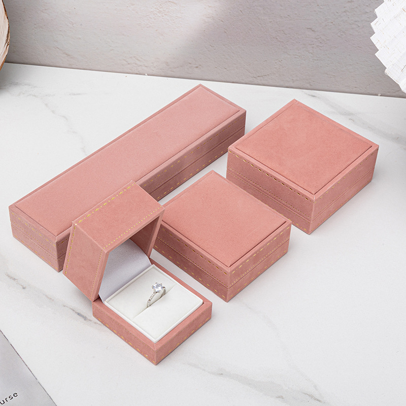 Mežģīņu malu juvelierizstrādājumu kastīšu komplekts ar samta iekšieni, iekļauj gredenu, auskaru, kaklarotas un rokassprādzes kastītes (Materiāls: Sastāvdaļu materiāls; Iepakojums: Iepakojuma kastīte; Piemērošana: Juvelierizstrādājumu iepakojums; Specifikāc