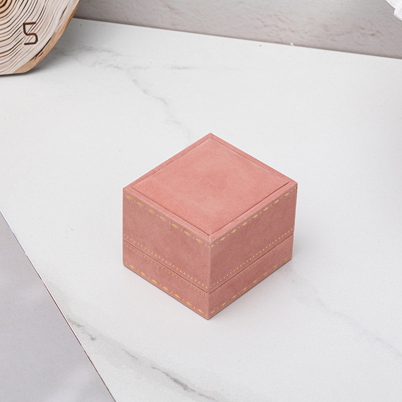 Mežģīņu malu juvelierizstrādājumu kastīšu komplekts ar samta iekšieni, iekļauj gredenu, auskaru, kaklarotas un rokassprādzes kastītes (Materiāls: Sastāvdaļu materiāls; Iepakojums: Iepakojuma kastīte; Piemērošana: Juvelierizstrādājumu iepakojums; Specifikāc