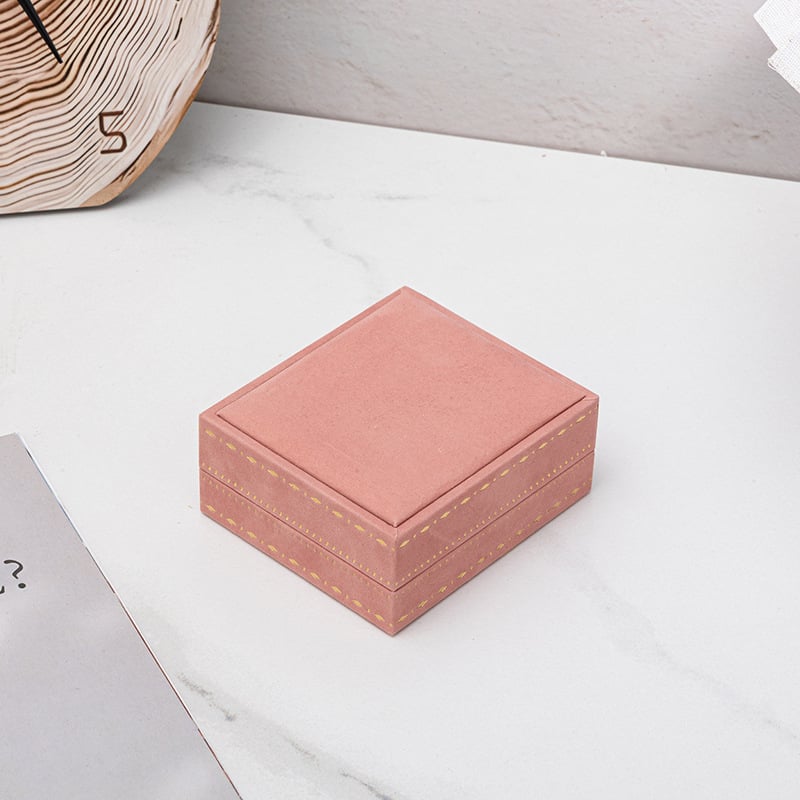 Mežģīņu malu juvelierizstrādājumu kastīšu komplekts ar samta iekšieni, iekļauj gredenu, auskaru, kaklarotas un rokassprādzes kastītes (Materiāls: Sastāvdaļu materiāls; Iepakojums: Iepakojuma kastīte; Piemērošana: Juvelierizstrādājumu iepakojums; Specifikāc