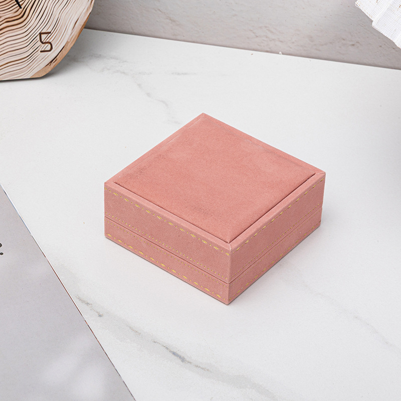 Mežģīņu malu juvelierizstrādājumu kastīšu komplekts ar samta iekšieni, iekļauj gredenu, auskaru, kaklarotas un rokassprādzes kastītes (Materiāls: Sastāvdaļu materiāls; Iepakojums: Iepakojuma kastīte; Piemērošana: Juvelierizstrādājumu iepakojums; Specifikāc